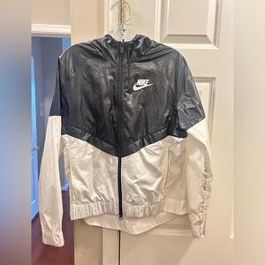Black & white nike windbreaker size:M